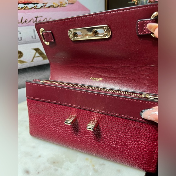 COACH Swagger Black Cherry Red
Wallet in Pebble Leather - Picture 5 of 9